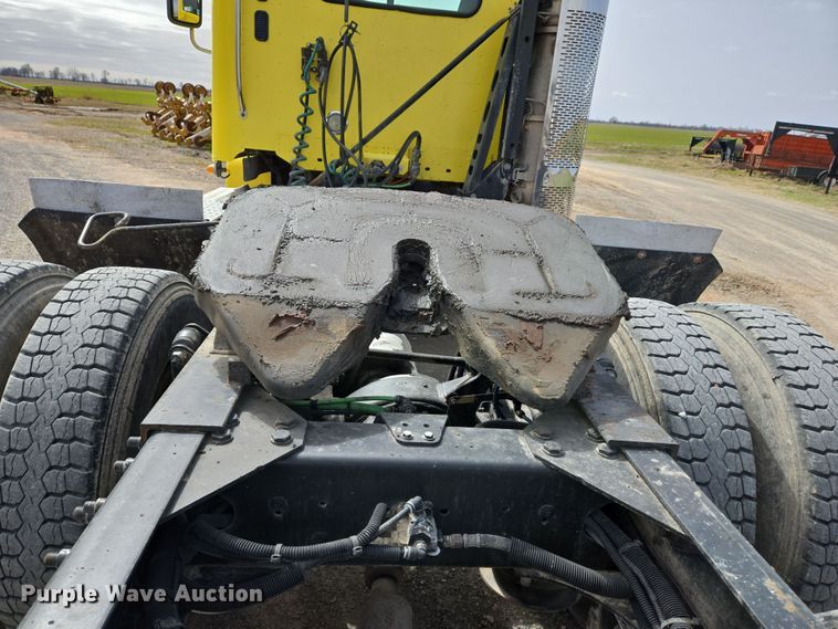 image for item DS5325 2010 Freightliner Columbia semi truck