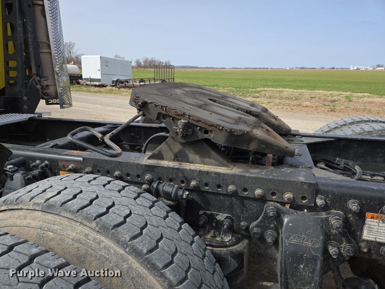 image for item DS5325 2010 Freightliner Columbia semi truck