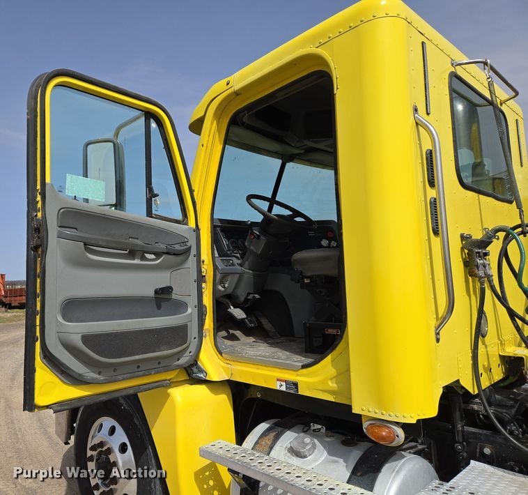 image for item DS5325 2010 Freightliner Columbia semi truck