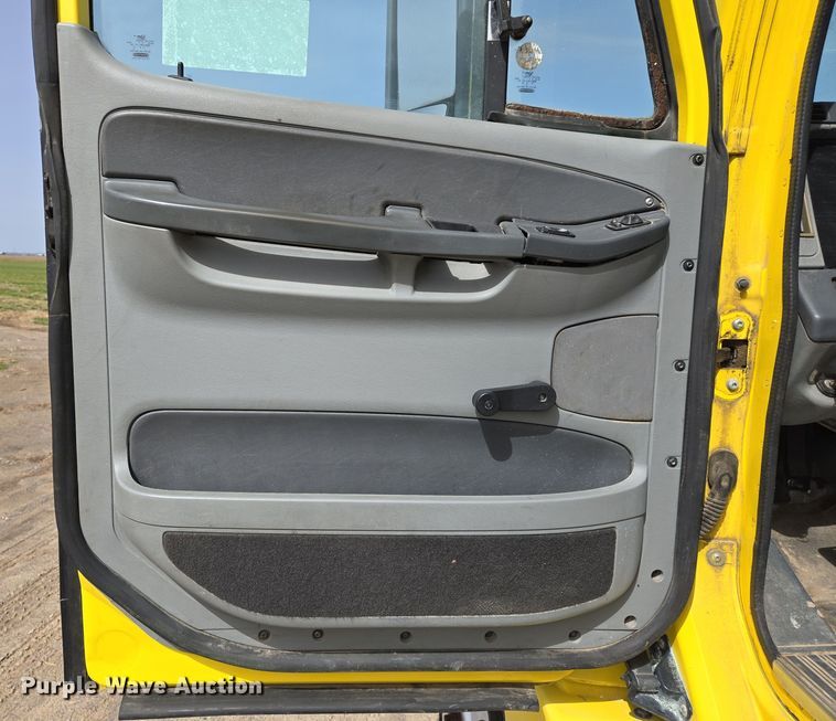 image for item DS5325 2010 Freightliner Columbia semi truck