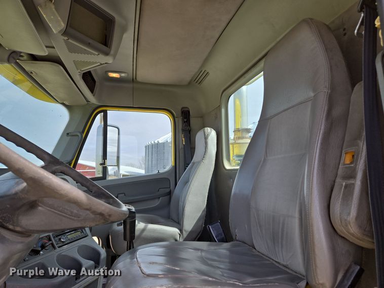 image for item DS5325 2010 Freightliner Columbia semi truck