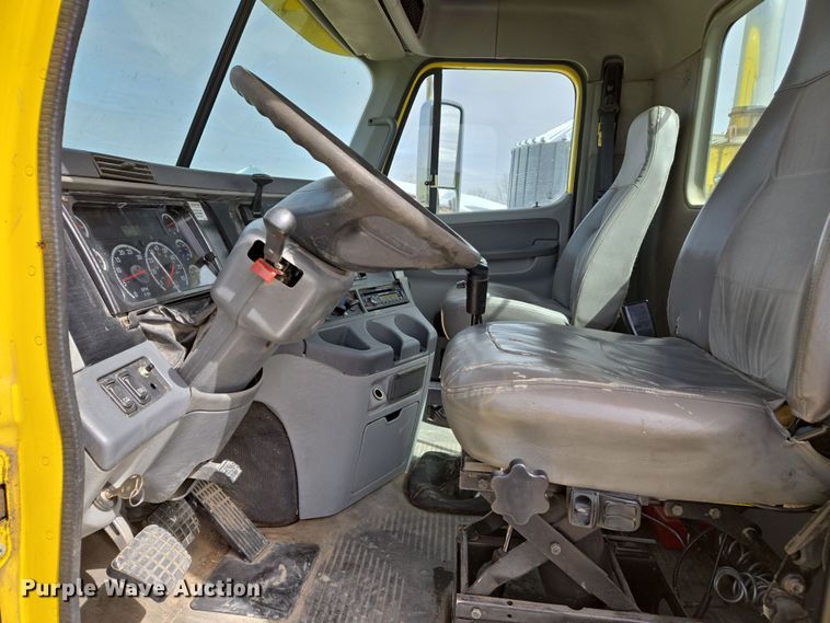 image for item DS5325 2010 Freightliner Columbia semi truck