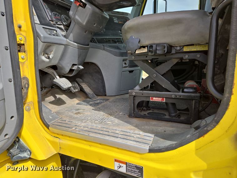 image for item DS5325 2010 Freightliner Columbia semi truck