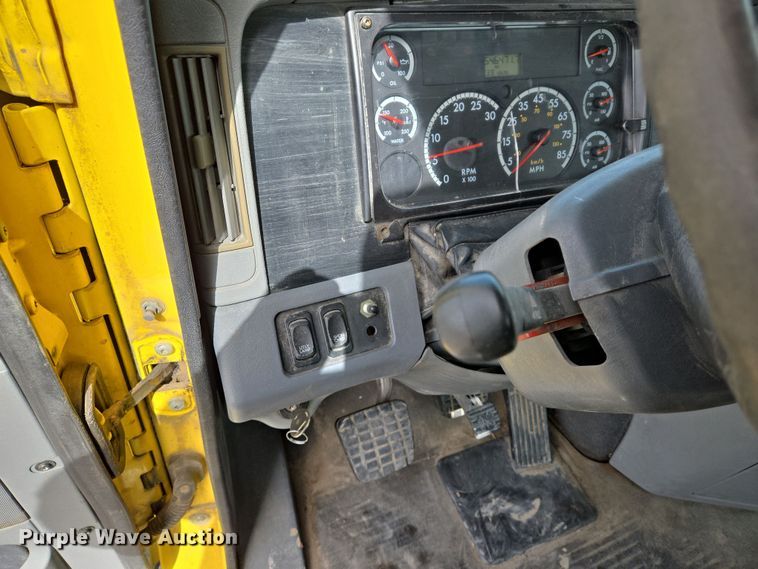 image for item DS5325 2010 Freightliner Columbia semi truck