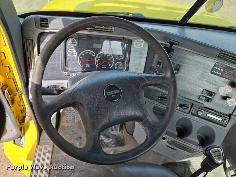 image for item DS5325 2010 Freightliner Columbia semi truck