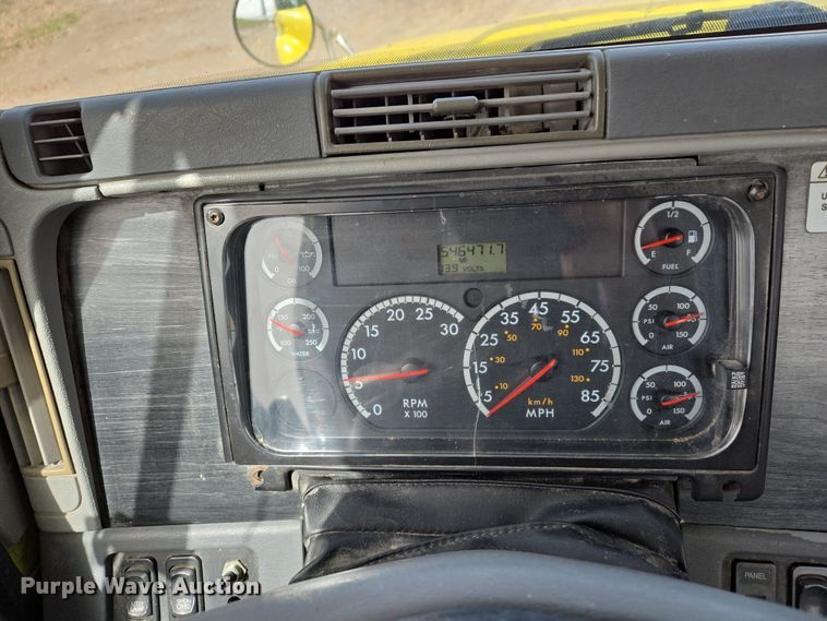 image for item DS5325 2010 Freightliner Columbia semi truck