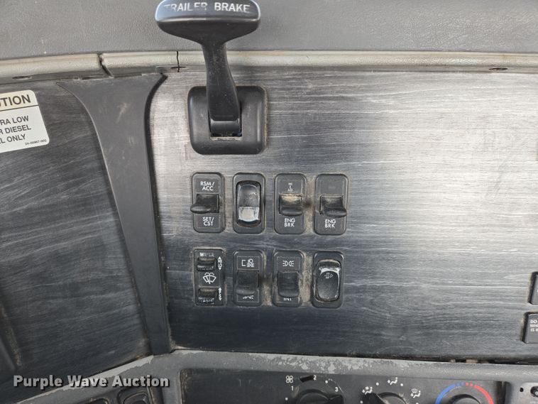 image for item DS5325 2010 Freightliner Columbia semi truck