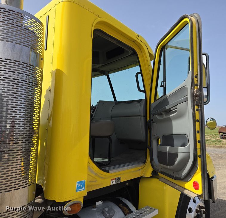 image for item DS5325 2010 Freightliner Columbia semi truck