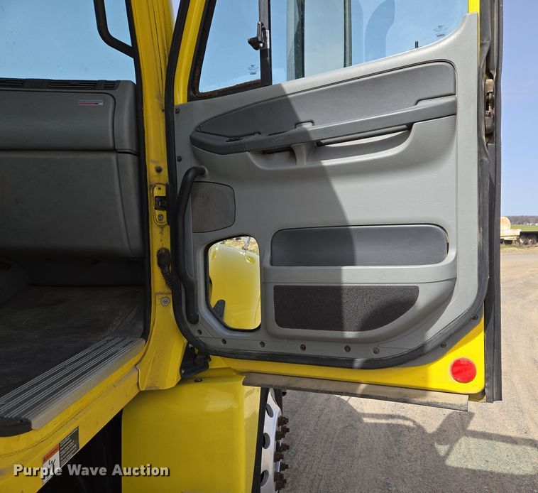 image for item DS5325 2010 Freightliner Columbia semi truck