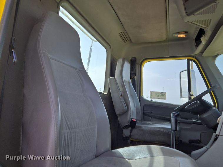 image for item DS5325 2010 Freightliner Columbia semi truck