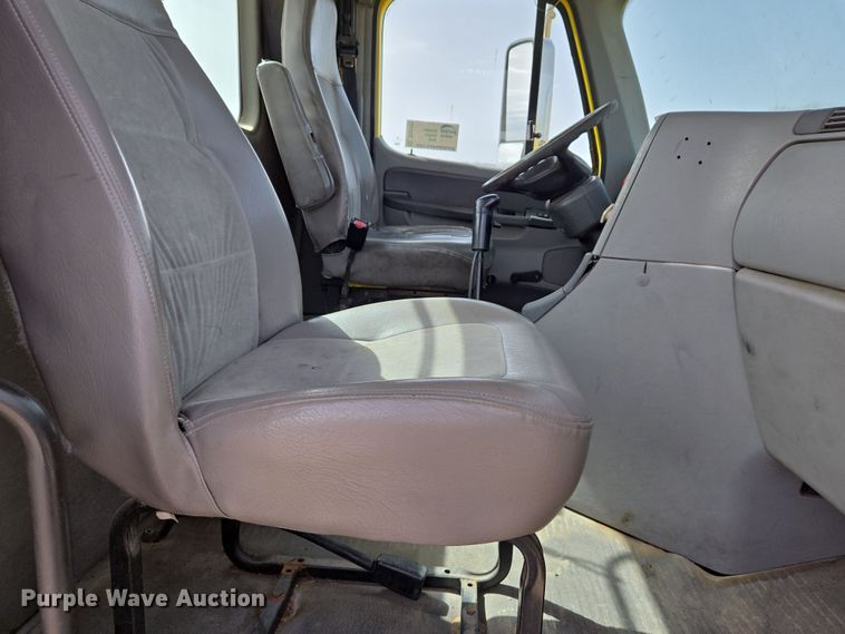 image for item DS5325 2010 Freightliner Columbia semi truck