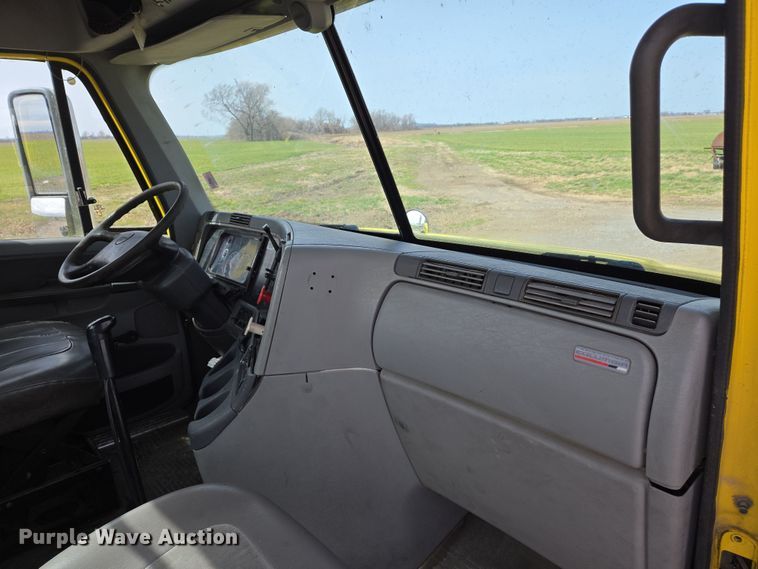 image for item DS5325 2010 Freightliner Columbia semi truck