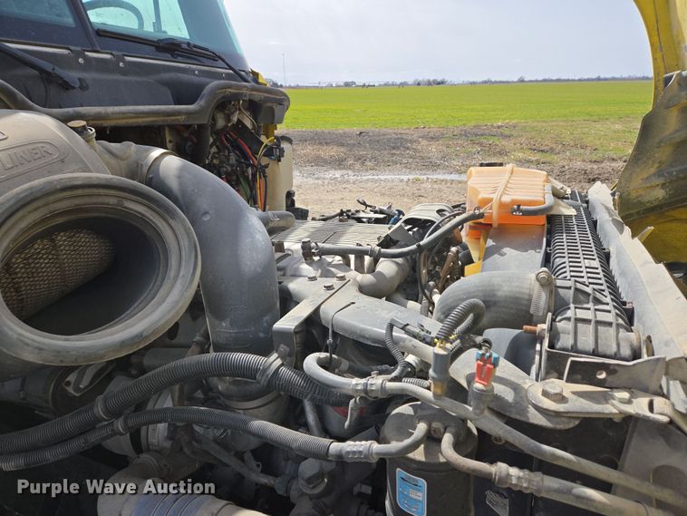 image for item DS5325 2010 Freightliner Columbia semi truck