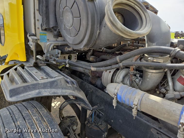 image for item DS5325 2010 Freightliner Columbia semi truck