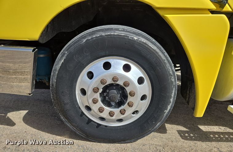 image for item DS5325 2010 Freightliner Columbia semi truck