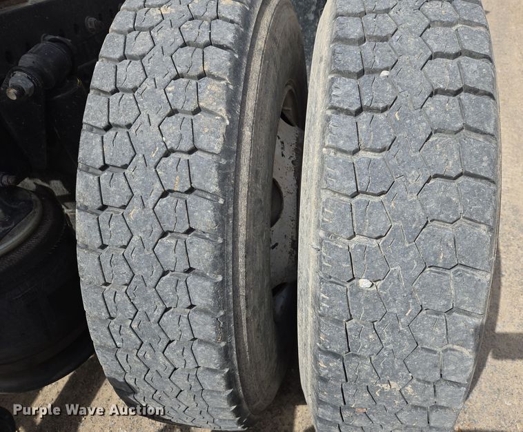 image for item DS5325 2010 Freightliner Columbia semi truck