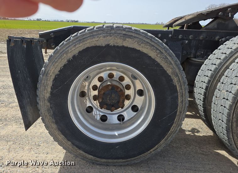 image for item DS5325 2010 Freightliner Columbia semi truck