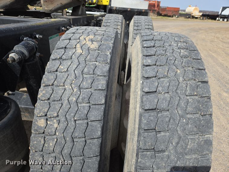 image for item DS5325 2010 Freightliner Columbia semi truck