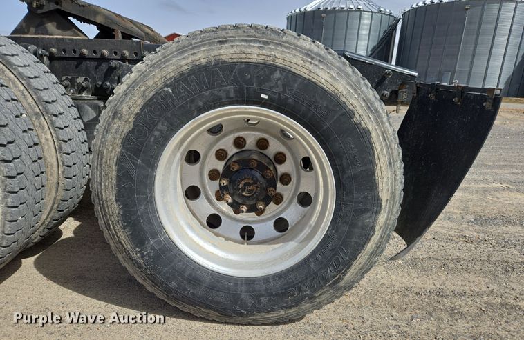 image for item DS5325 2010 Freightliner Columbia semi truck