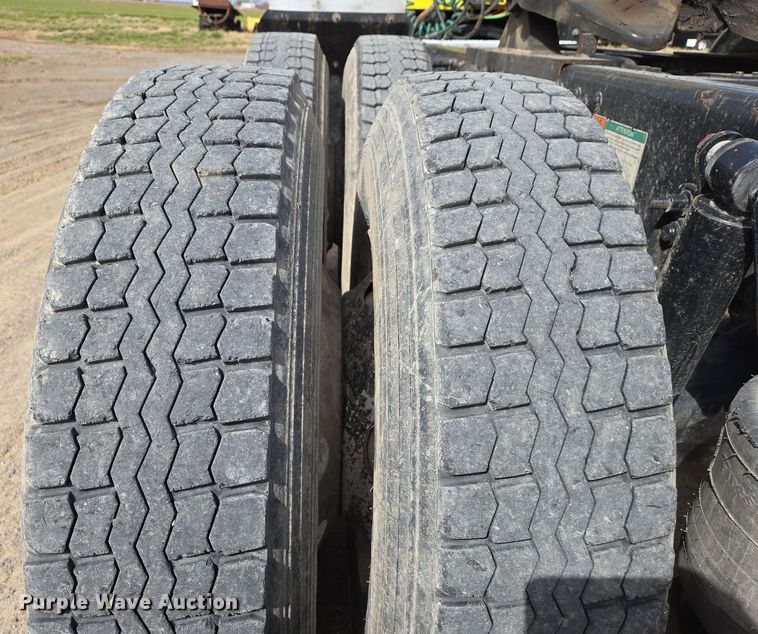 image for item DS5325 2010 Freightliner Columbia semi truck