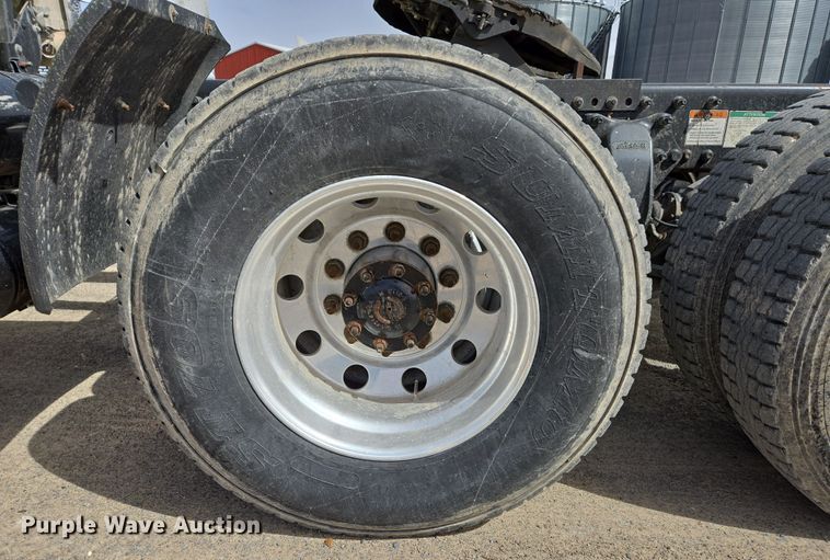 image for item DS5325 2010 Freightliner Columbia semi truck