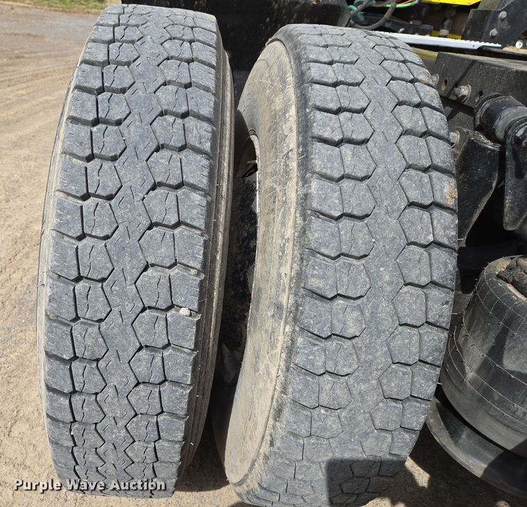 image for item DS5325 2010 Freightliner Columbia semi truck