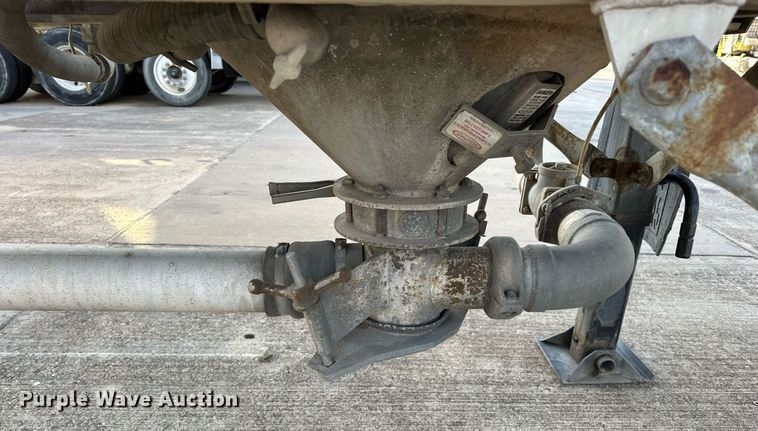 image for item DT6516 1998 Vantage pneumatic dry bulk trailer