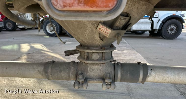 image for item DT6516 1998 Vantage pneumatic dry bulk trailer