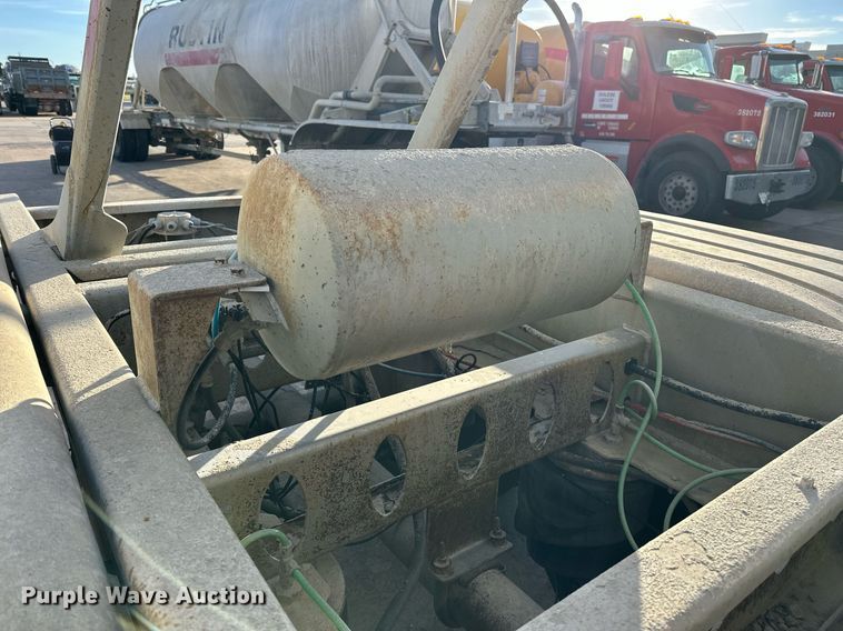 image for item DT6516 1998 Vantage pneumatic dry bulk trailer