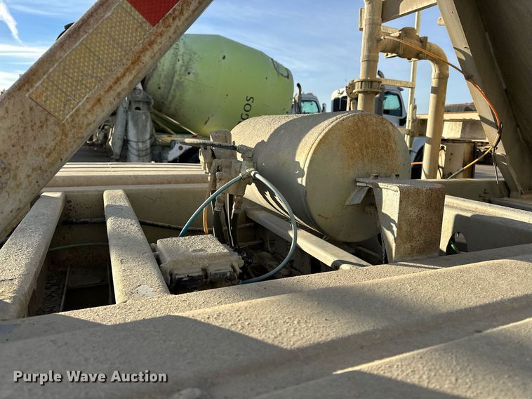 image for item DT6516 1998 Vantage pneumatic dry bulk trailer