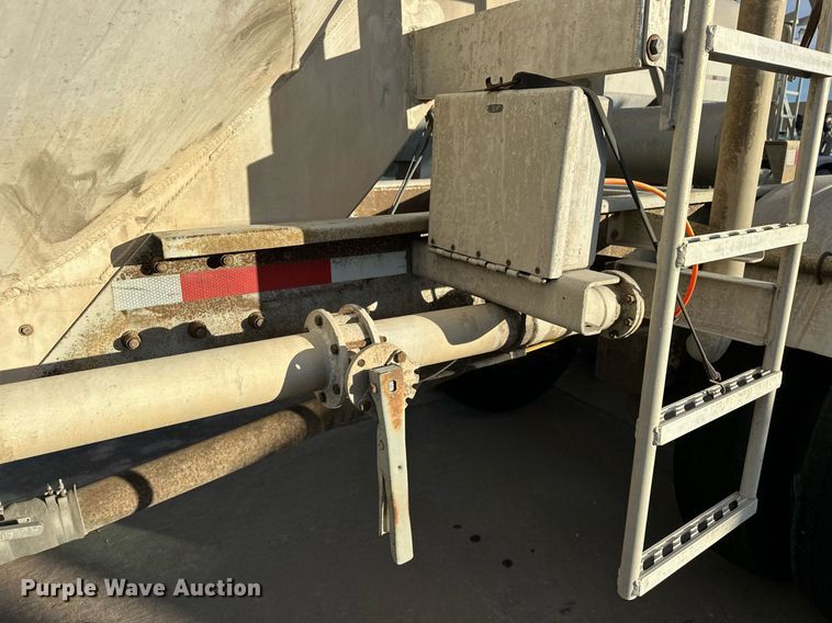 image for item DT6516 1998 Vantage pneumatic dry bulk trailer