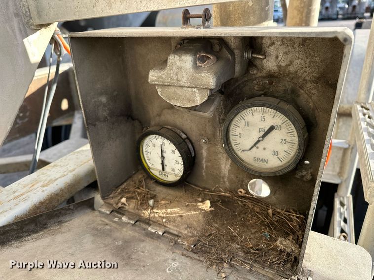 image for item DT6516 1998 Vantage pneumatic dry bulk trailer