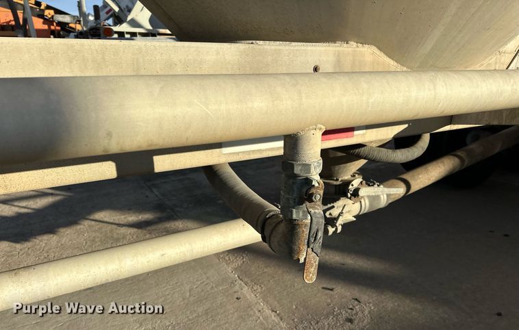 image for item DT6516 1998 Vantage pneumatic dry bulk trailer