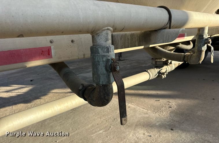 image for item DT6516 1998 Vantage pneumatic dry bulk trailer