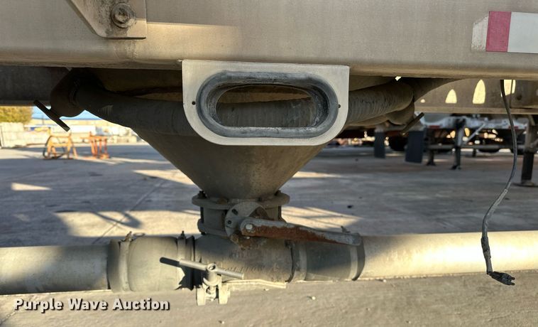 image for item DT6516 1998 Vantage pneumatic dry bulk trailer