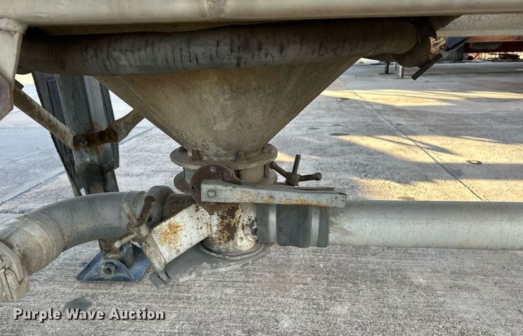 image for item DT6516 1998 Vantage pneumatic dry bulk trailer