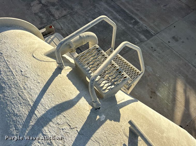 image for item DT6516 1998 Vantage pneumatic dry bulk trailer