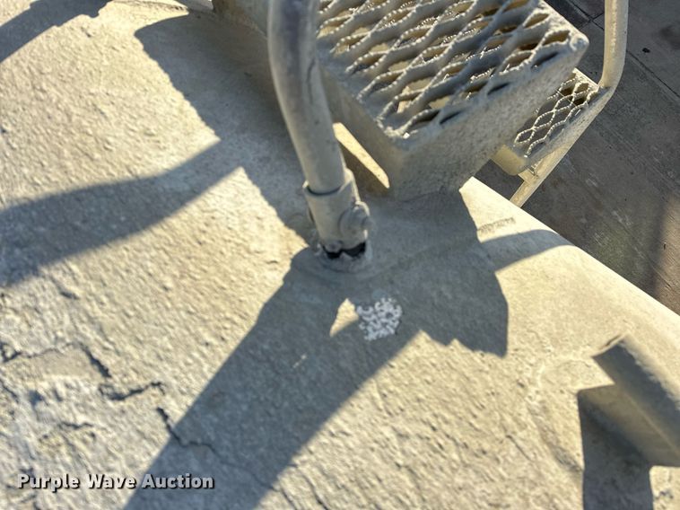 image for item DT6516 1998 Vantage pneumatic dry bulk trailer