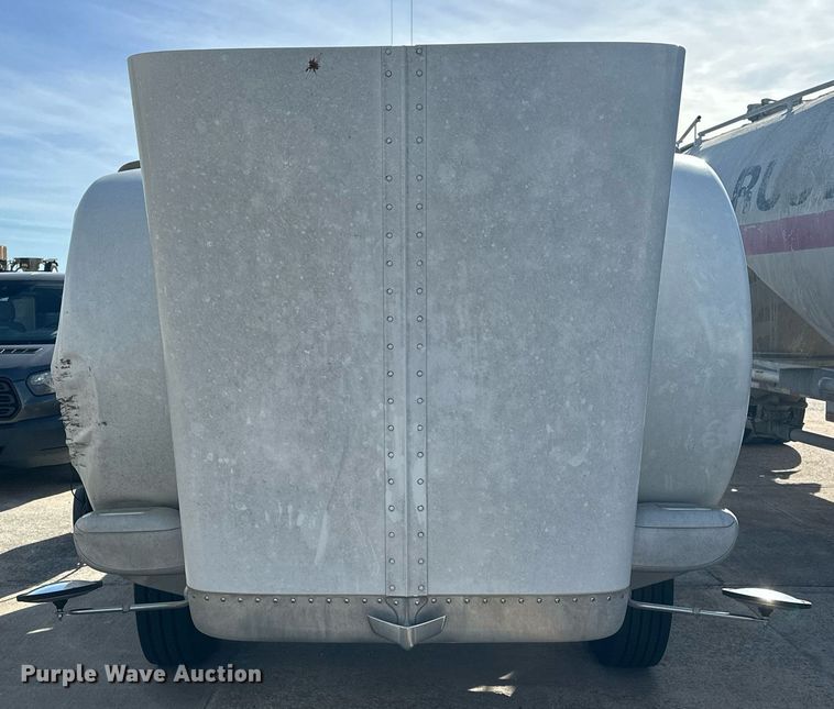 image for item DT6517 2013 Peterbilt 388 semi truck