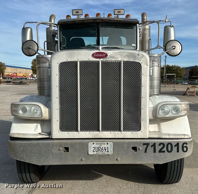 image for item DT6517 2013 Peterbilt 388 semi truck