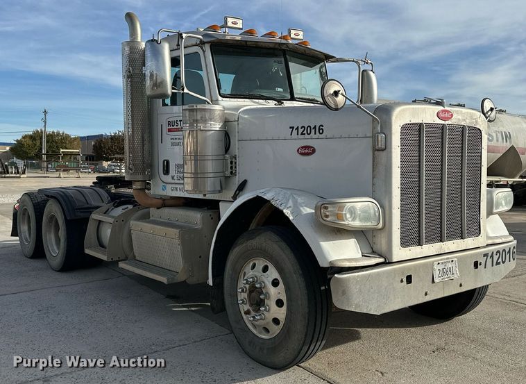 image for item DT6517 2013 Peterbilt 388 semi truck