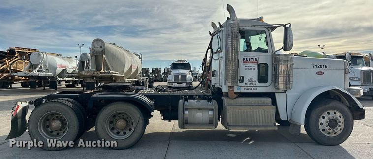 image for item DT6517 2013 Peterbilt 388 semi truck
