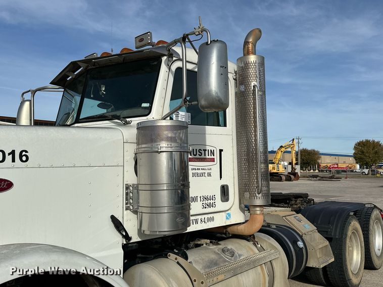 image for item DT6517 2013 Peterbilt 388 semi truck
