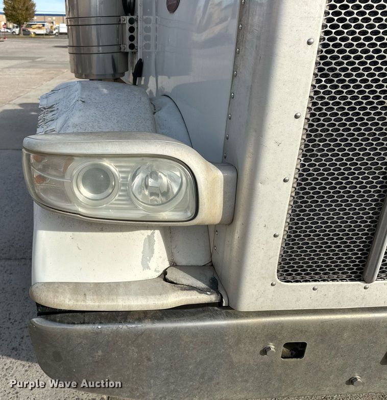 image for item DT6517 2013 Peterbilt 388 semi truck