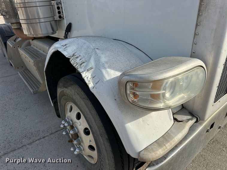 image for item DT6517 2013 Peterbilt 388 semi truck