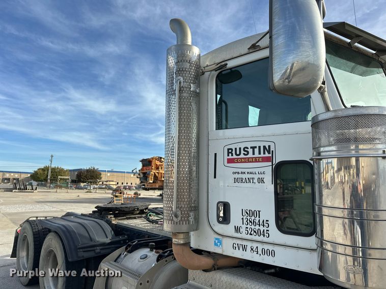 image for item DT6517 2013 Peterbilt 388 semi truck