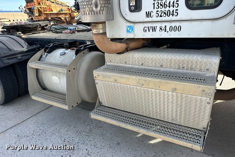 image for item DT6517 2013 Peterbilt 388 semi truck