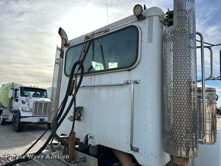 image for item DT6517 2013 Peterbilt 388 semi truck