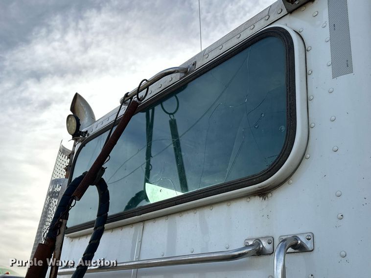 image for item DT6517 2013 Peterbilt 388 semi truck