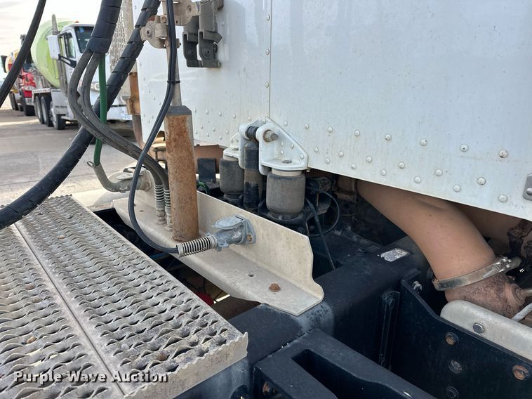 image for item DT6517 2013 Peterbilt 388 semi truck